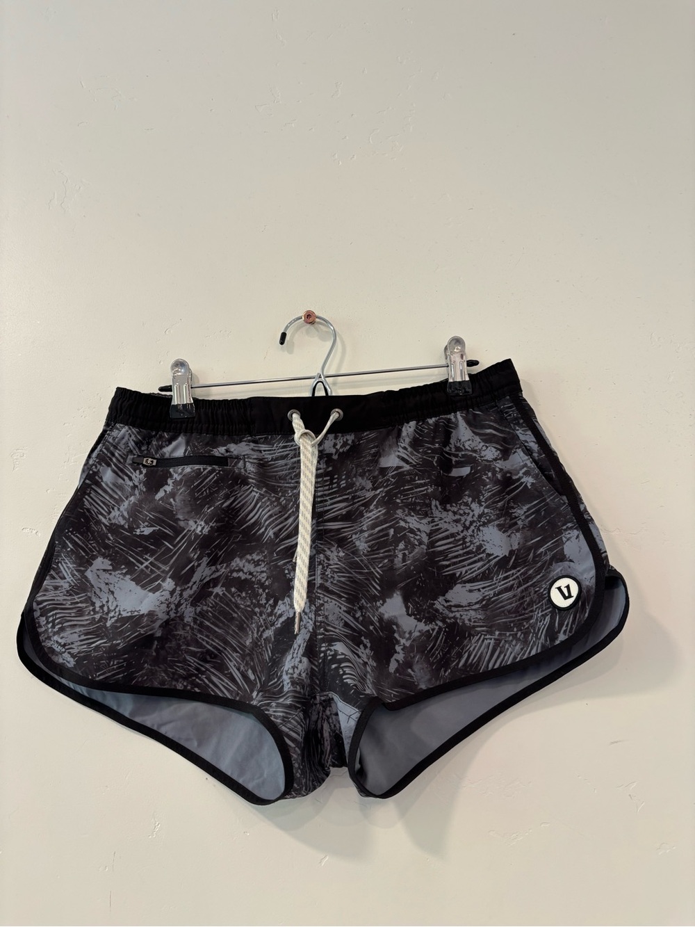 Vuori Tavi Running Shorts Womens Medium Black Gray Floral Gym Training Yoga